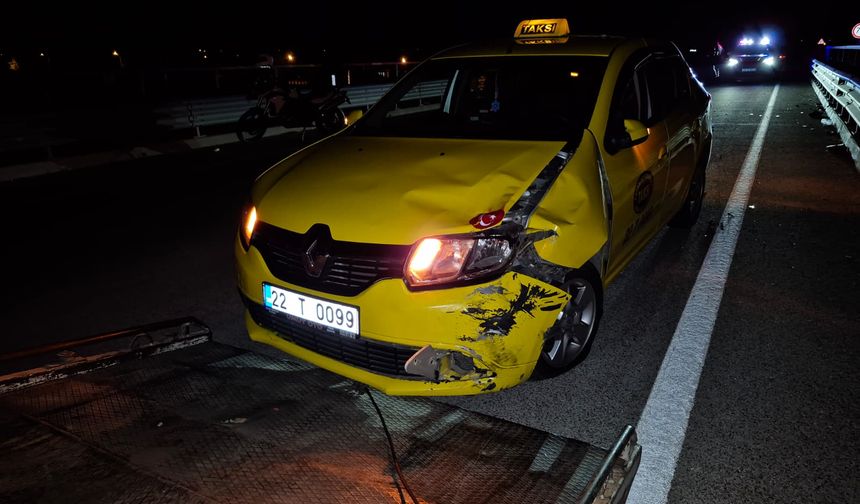 Edirne'de taksi ile elektrikli motosikletin çarpıştığı kazada 2 kişi yaralandı
