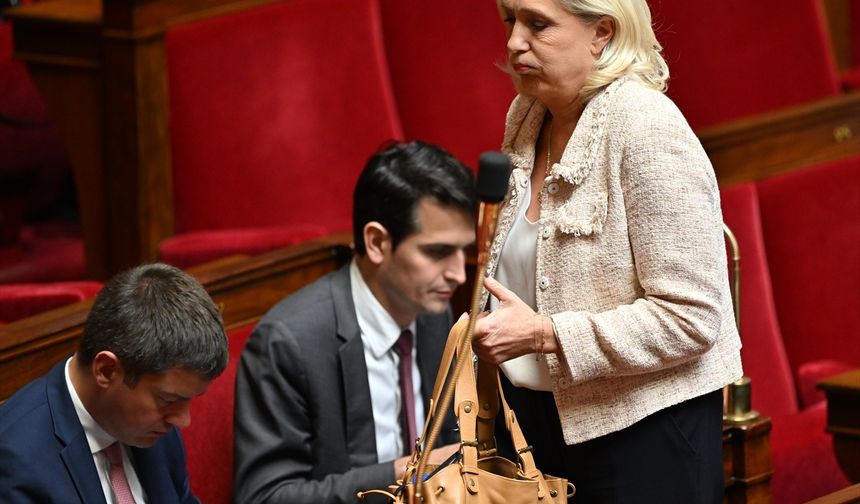 Fransa'da zorlu güven oylamasına gidecek hükümetin düşmesi halinde olası yol haritaları gündemde