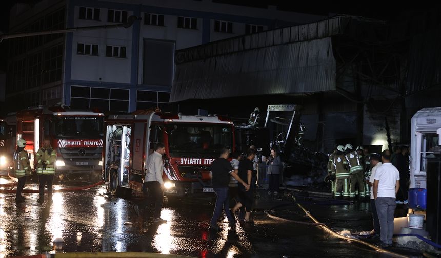 GÜNCELLEME 2 - Başakşehir'de sanayi sitesindeki nakliye deposunda çıkan yangın söndürüldü