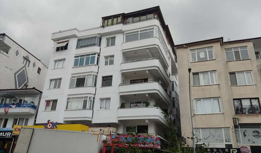 GÜNCELLEME 2 - 'Güllü' adıyla tanınan şarkıcı Gül Tut, Yalova'daki evinin balkonundan düşerek hayatını kaybetti