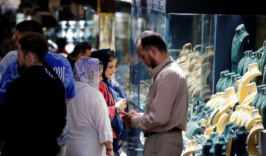 İran'da BM yaptırımlarına günler kala döviz ve altın kuru tarihinin en yüksek seviyesine çıktı