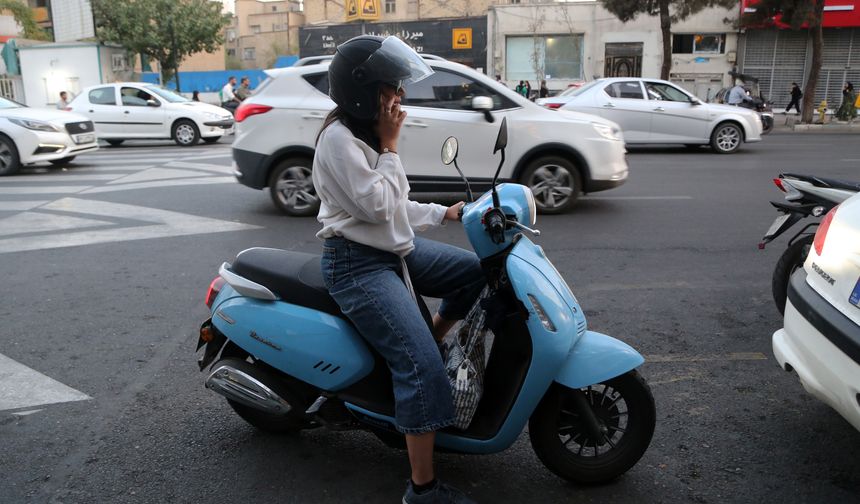 İran'da kadınlar motosiklet ehliyeti almanın önündeki engellerin kalkmasını istiyor