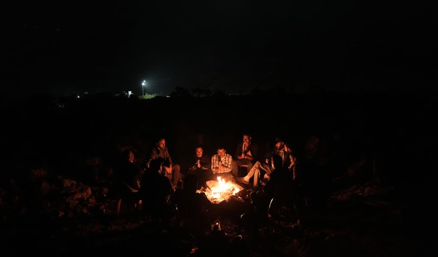 İşgal altındaki Batı Şeria'da gönüllüler, gece nöbeti tutarak bölgelerini saldırılardan korumaya çalışıyor