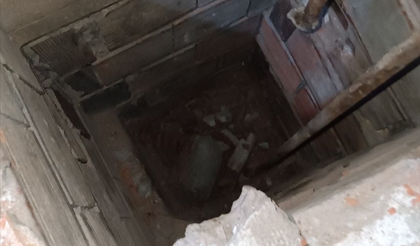 Kocaeli'de havalandırma boşluğuna düşen kişi itfaiye ekiplerince kurtarıldı