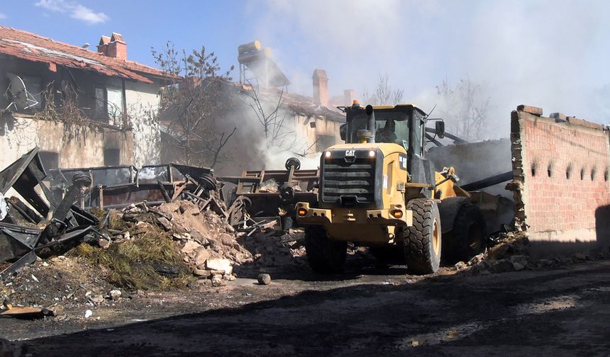 Kütahya'da köyde çıkan yangında 3 ev kullanılamaz hale geldi