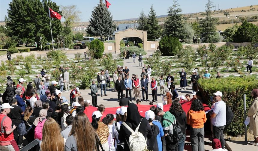 Kütahya'da öğrenciler vakıf hayır şartı kapsamında piknik yapıp şehitliği ziyaret etti