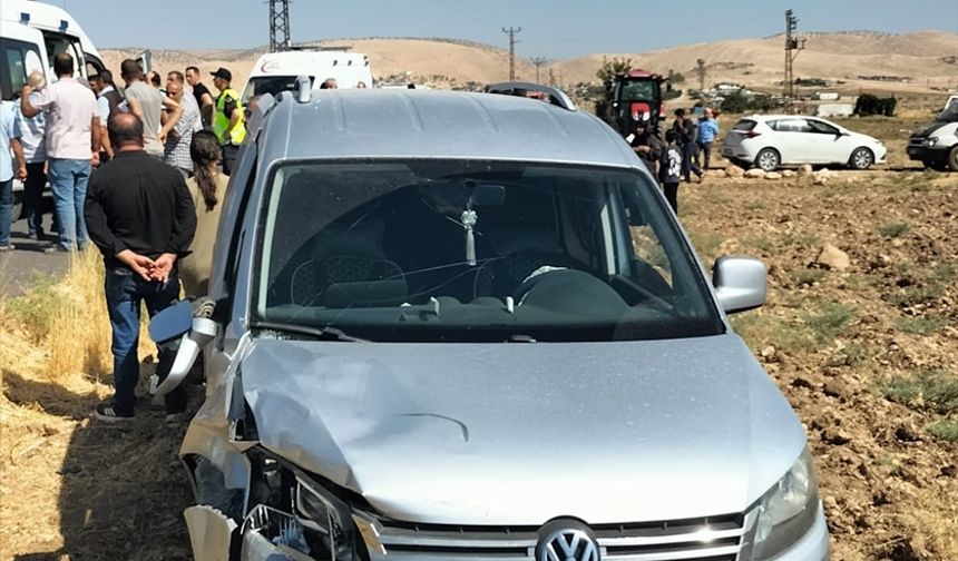 Mardin'de motosiklet ile hafif ticari araç çarpıştı, 4 kişi yaralandı