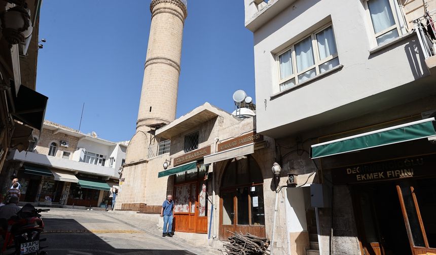 Mardinli ayakkabı ustası 5 metrekarelik iş yerinde 50 yılı aşkın süredir çalışıyor