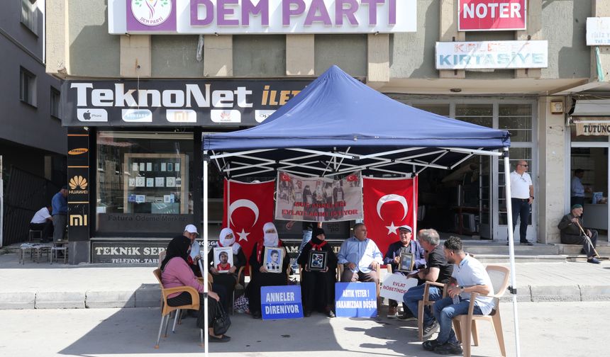 Muş'ta evlatlarına kavuşmak isteyen aileler, DEM Parti önündeki eylemlerini sürdürdü