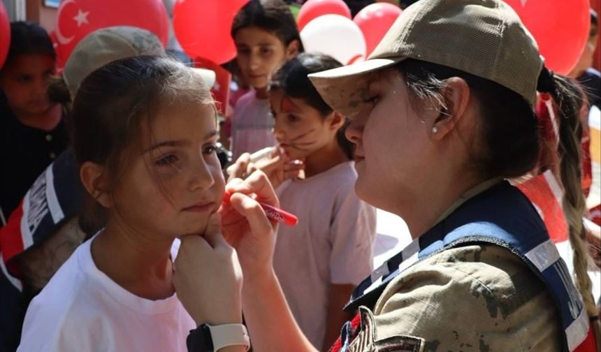Muş'ta jandarma ekipleri etkinliklerle çocukları mutlu etti