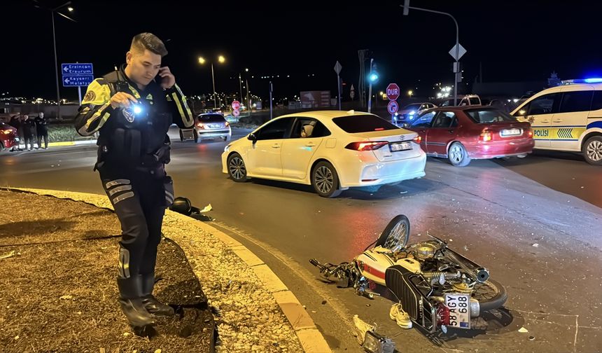 Sivas'ta otomobille çarpışan motosikletin sürücüsü ağır yaralandı