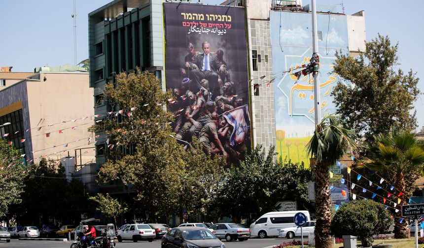 Tahran'da 'Suçlu deli Netanyahu çocuklarınızın hayatıyla kumar oynuyor' yazılı dev afiş asıldı