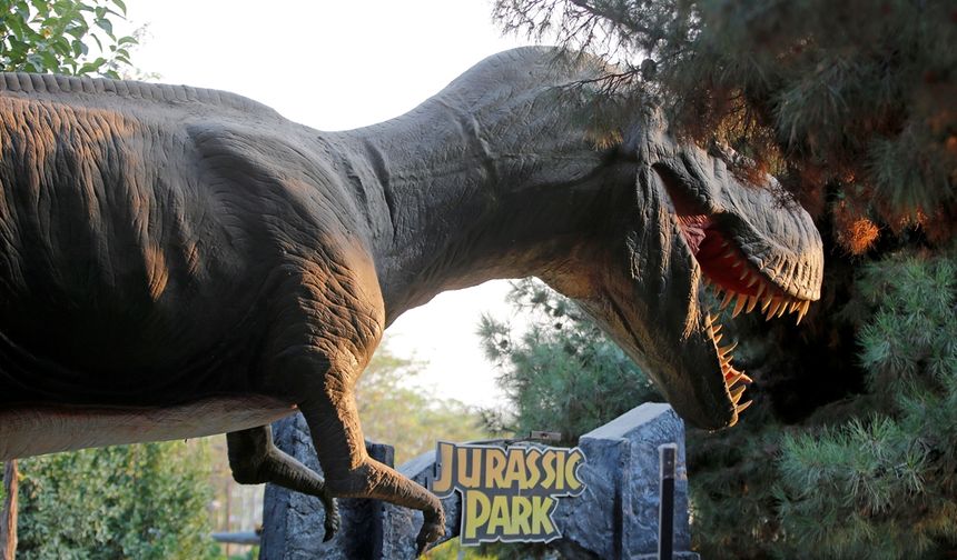 Tahran'daki Jurassic Park, ses ve hareket efektleriyle ziyaretçilerine dinozor çağının deneyimini yaşatıyor