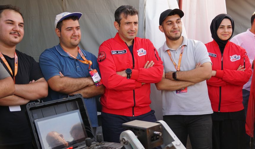 TEKNOFEST Yönetim Kurulu Başkanı Bayraktar, İKA Yarışması'nda öğrencilerle buluştu