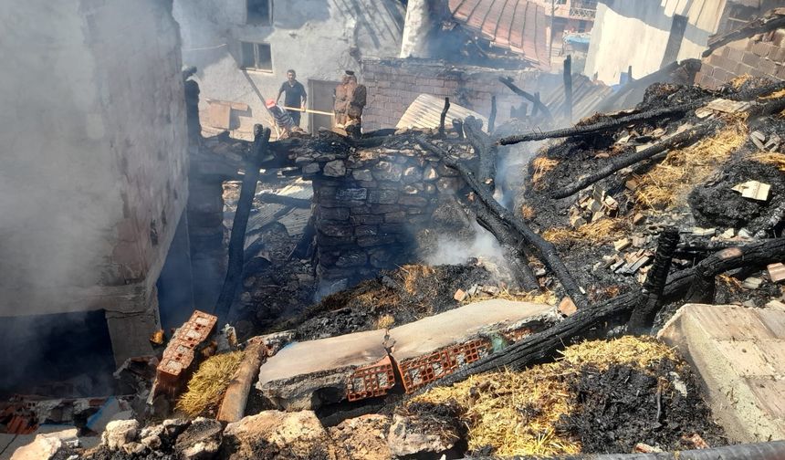 Tokat'ta çıkan yangında ev ve samanlık kullanılamaz hale geldi