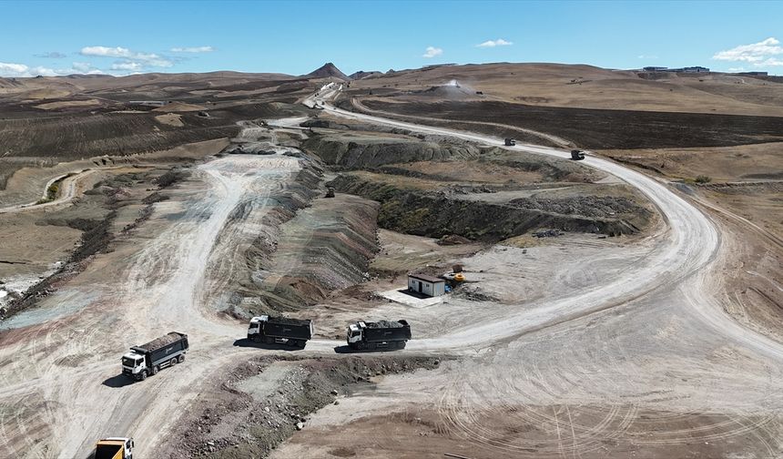 Van'a yapılan 41 kilometrelik çevre yolunda çalışmalar sürüyor