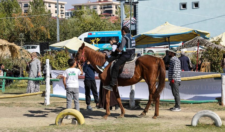 Van'da özel gereksinimli çocuklar ata binmenin heyecanını yaşadı