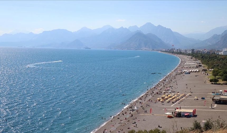 Hava sıcaklığı 28 derece ölçülen Antalya'da sahillerde hareketlilik yaşandı
