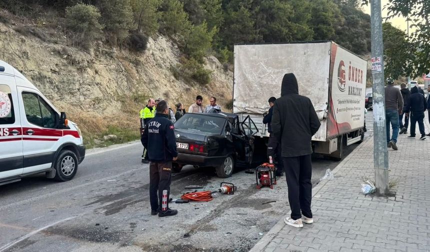 Aydın'da park halindeki kamyonete çarpan otomobildeki 1 kişi öldü, 4 kişi yaralandı