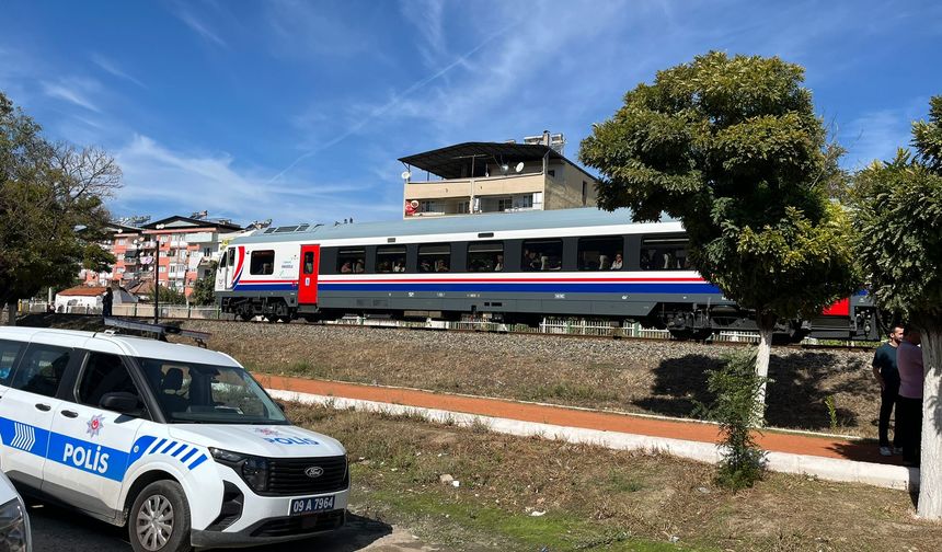 Aydın'da torununu kurtarmak isterken trenin çarptığı kadın yaralandı
