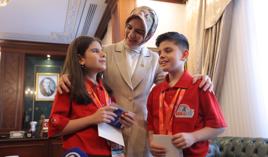 Bakan Göktaş, Bursa'da TEKNOFEST 2025 birincisi görme engelli kardeşleri tebrik etti