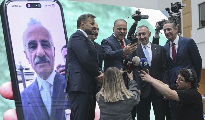 Bakan Uraloğlu, 5G ihalesinin yapıldığı salona canlı bağlantıyla hitap etti: