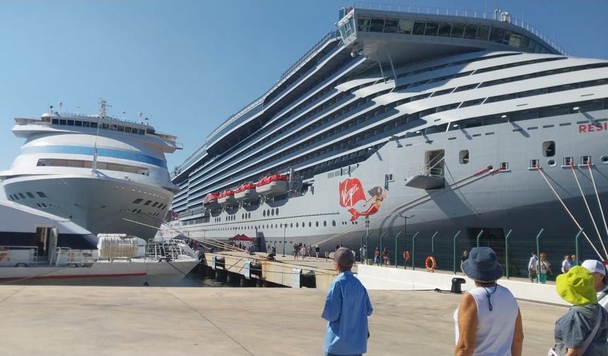 Bodrum'a iki kruvaziyerle 3 bin 308 turist geldi