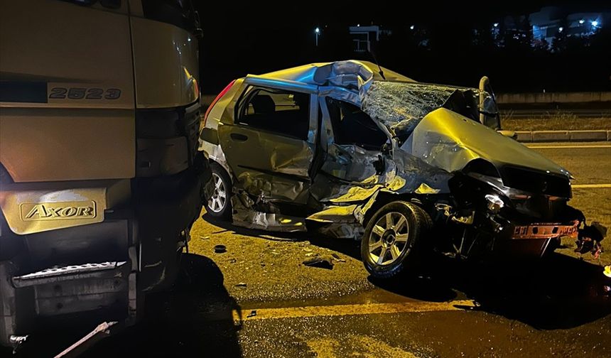 Bolu'da kamyonla çarpışan otomobilin sürücüsü öldü