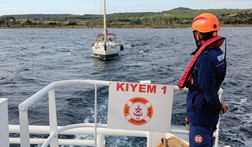 Çanakkale Boğazı'nda sürüklenen tekne kurtarıldı