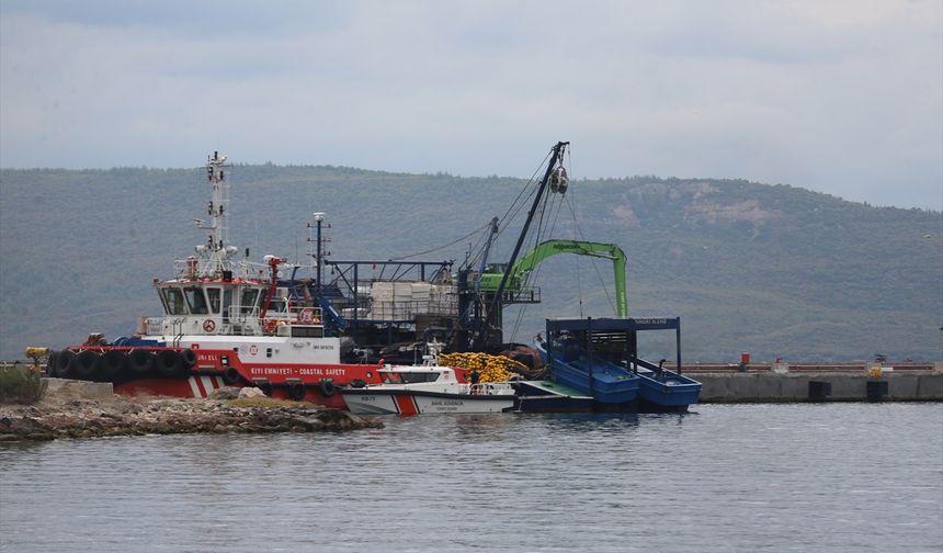 Çanakkale'de denizde çırpınan yabancı uyruklu kişiyi balıkçılar kurtardı