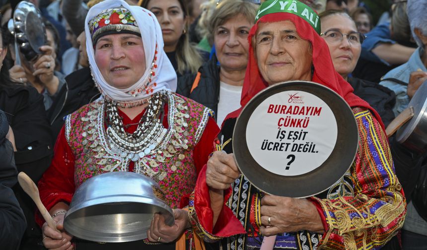 CHP Kadın Kolları 'Dünya Yoksullukla Mücadele Günü' yürüyüşü düzenledi