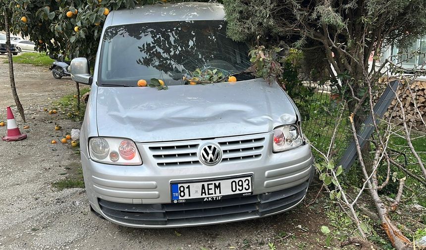 Düzce'de hafif ticari aracın durakta bekleyenlere çarptığı kazada 1 kişi öldü