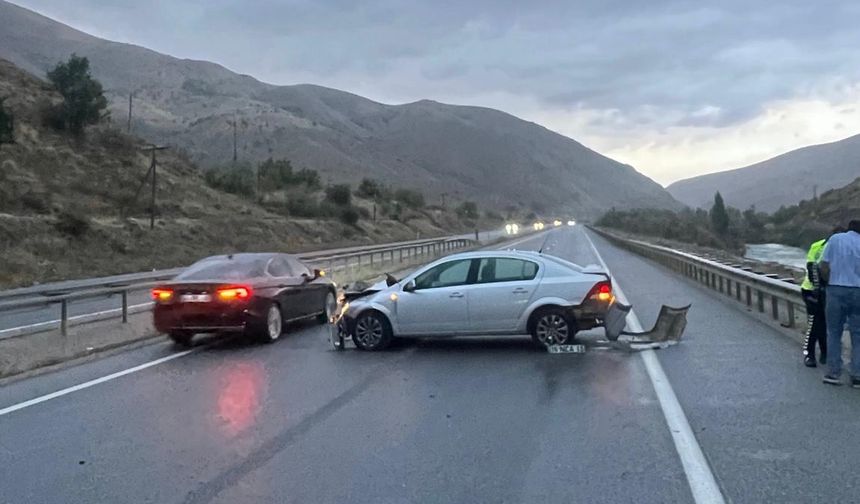 Erzincan'da bariyere çarpan otomobildeki 3 kişi yaralandı