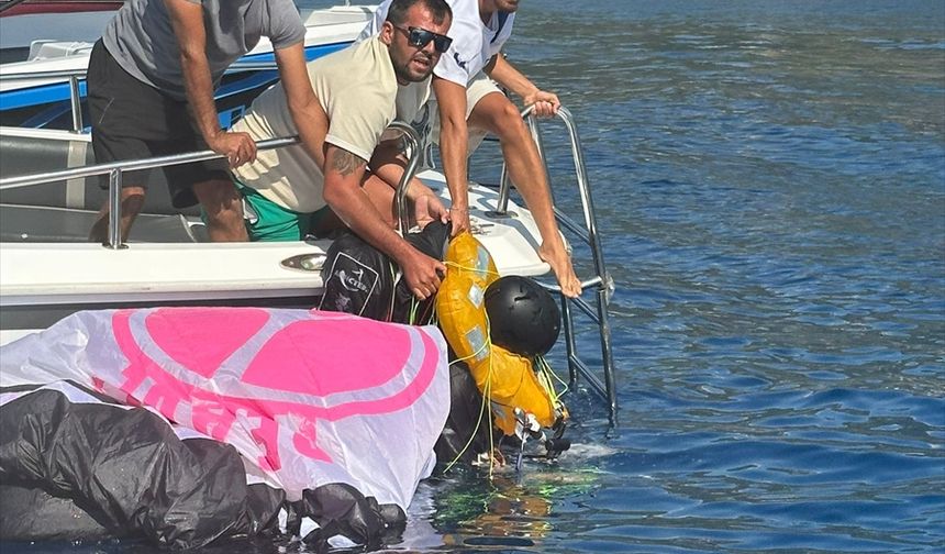 Fethiye'de denize düşen yamaç paraşütü pilotu ağır yaralandı