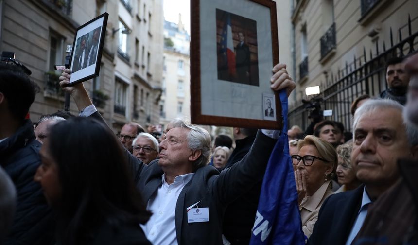Fransa'da hapse girecek olan eski Cumhurbaşkanı Sarkozy'ye destek gösterisi
