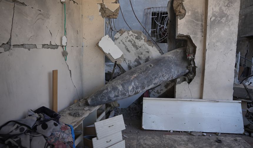 Gidecek yeri olmayan Filistinli aile evlerine düşen 'patlamaya hazır' bombayla yaşıyor
