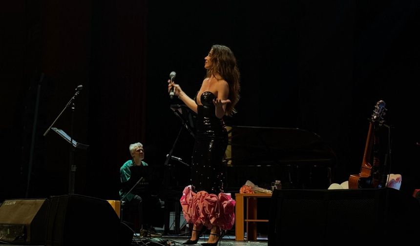 Gökçe Bahadır ve Emir Ersoy Bursa'da konser verdi