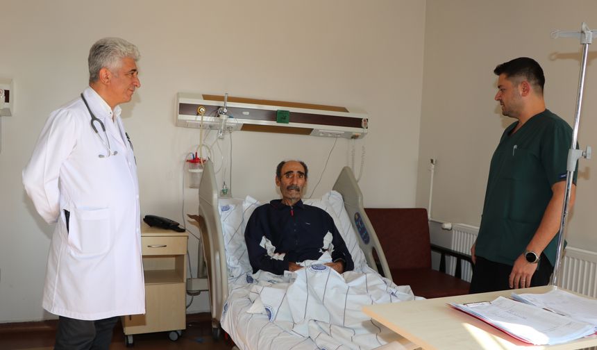 Hastanın akciğerinden alınan karpuz büyüklüğündeki kitle 30 yıllık cerrahı şaşırttı