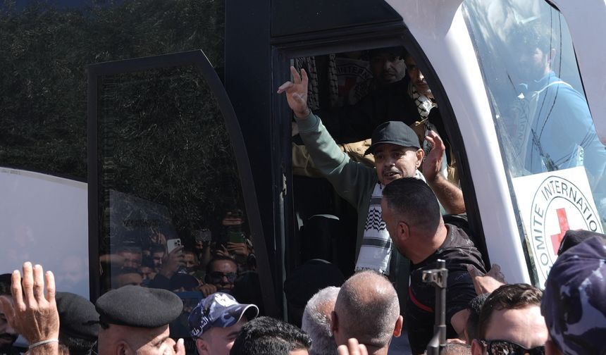 İsrail'in Ofer Hapishanesi'nden serbest bırakılan Filistinli esirlerin bir kısmı Ramallah'a ulaştı