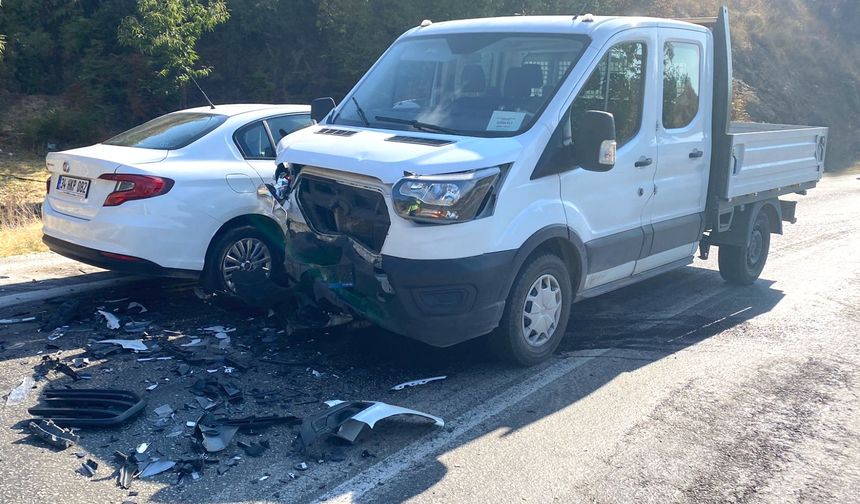 İzmir'de kamyonet ile otomobilin çarpıştığı kazada 6 kişi yaralandı