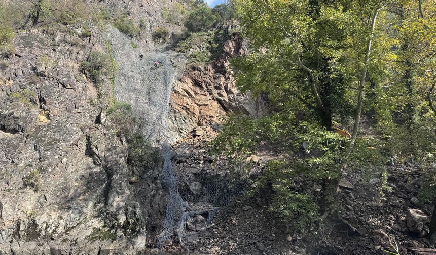 Karabük-Zonguldak demir yolu hattı heyelan nedeniyle ulaşıma kapandı