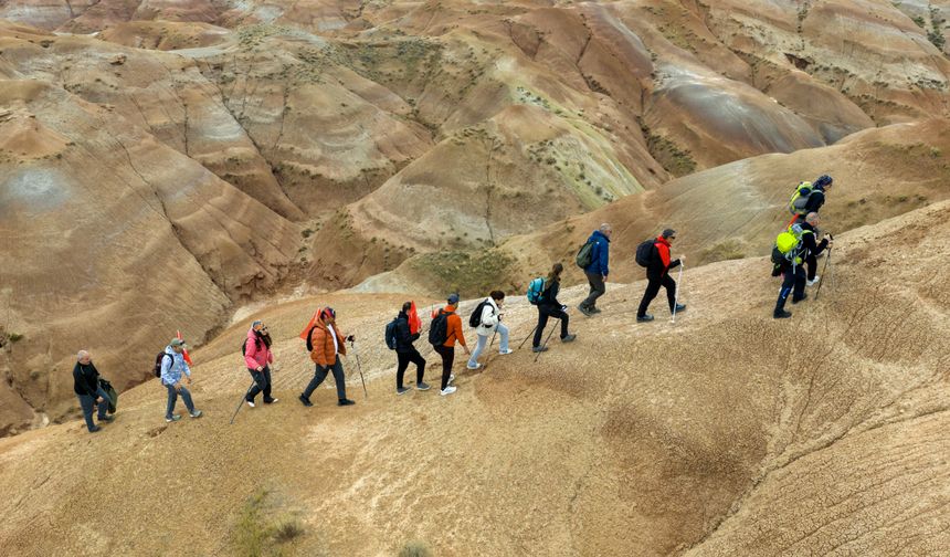 Kars ve Iğdır'da dağcılar Gökkuşağı Tepeleri'nde 'Cumhuriyet Yürüyüşü' yaptı