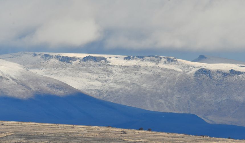 Kars'ın yüksek kesimleri beyaza büründü