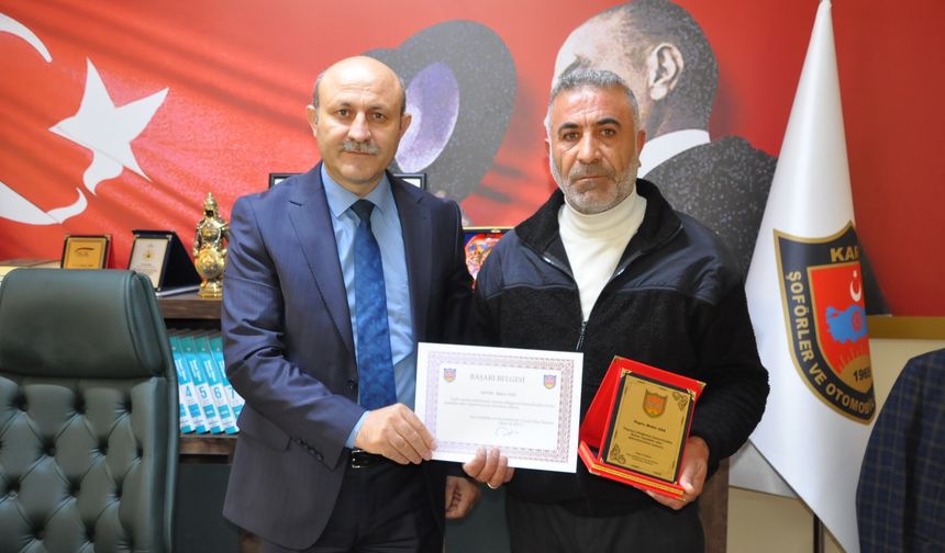 Kars'ta rahatsızlanan yolcuyu hastaneye yetiştiren şoföre teşekkür plaketi verildi
