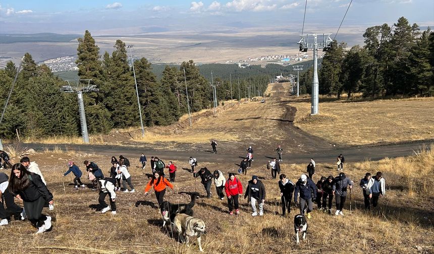 Kars'ta üniversite öğrencileri doğa yürüyüşü sırasında kayak pistinde temizlik yaptı