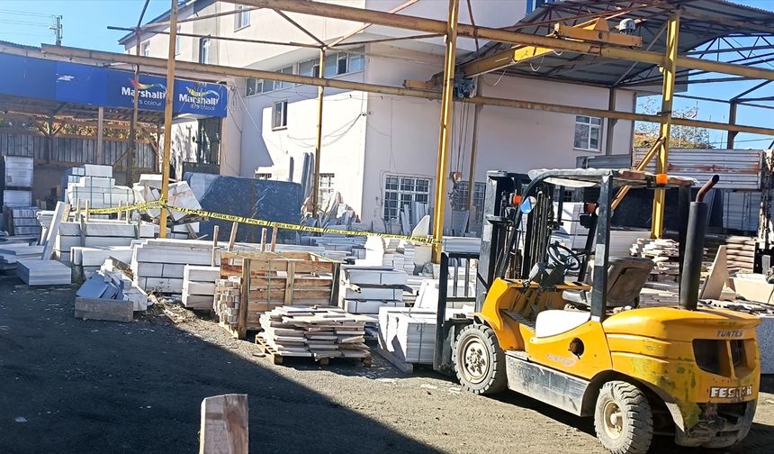 Kars'ta üzerine mermer tabla düşen iş yeri sahibi öldü