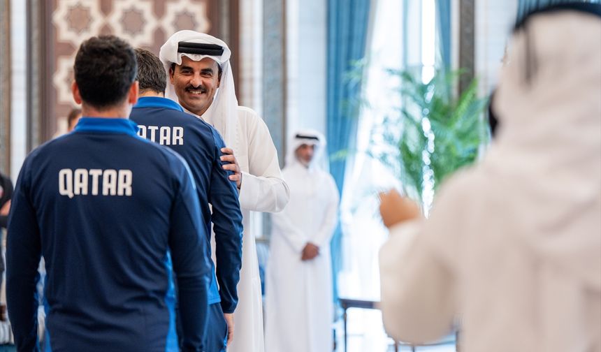 Katar Emiri Al Sani, Dünya Kupası'na katılmaya hak kazanan Katar Milli Futbol Takımı'nı kabul etti