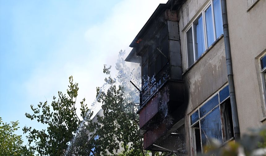 Kayseri'de 2 katlı binada çıkan yangın hasara neden oldu