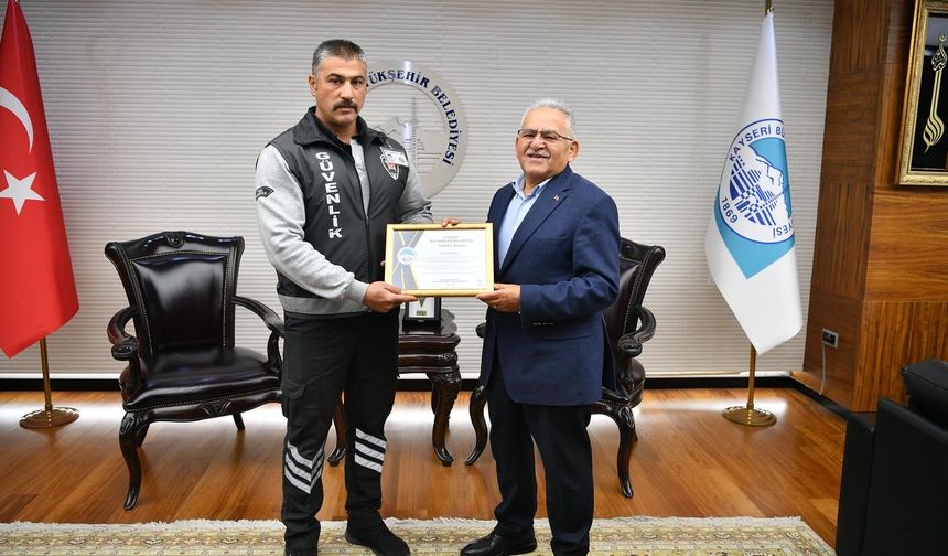 Kayseri'de tramvayın yolcuya çarpmasını önleyen güvenlik görevlisi ödüllendirildi