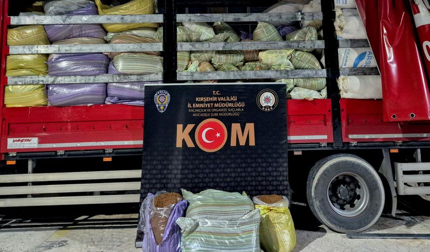 Kırşehir'de bir kamyonda 5 ton kaçak tütün ele geçirildi